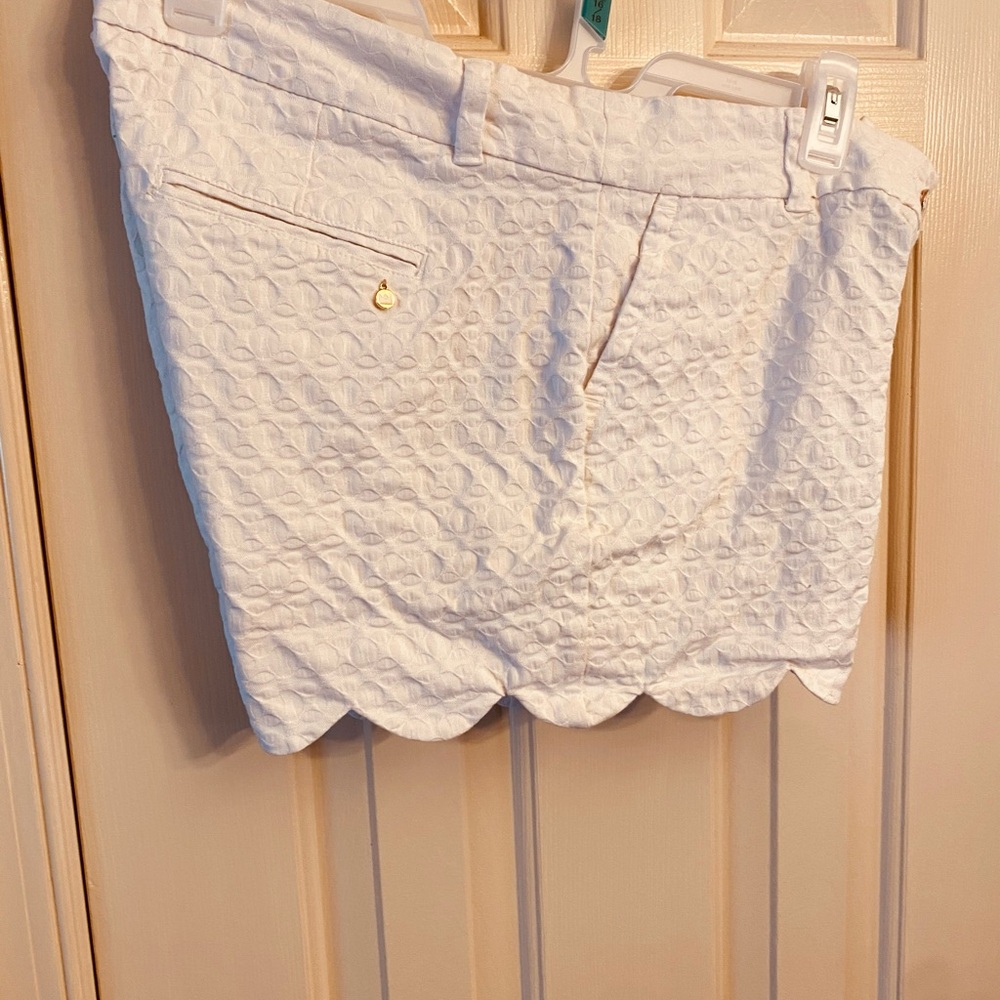 Crown & Ivy White Scalloped Hem Shorts